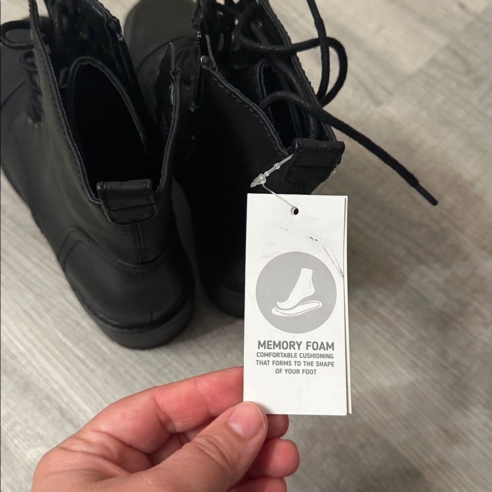 Universal thread NWT black memory foam Kamryn zip… - image 4